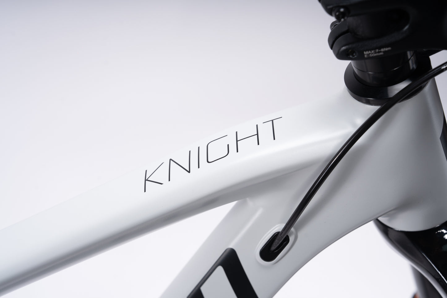 VRIDE KNIGHT PRO full-suspension mountain bike with Shimano Deore gears, ready for rugged trails and outdoor adventures.