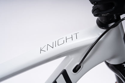 VRIDE KNIGHT PRO full-suspension mountain bike with Shimano Deore gears, ready for rugged trails and outdoor adventures.